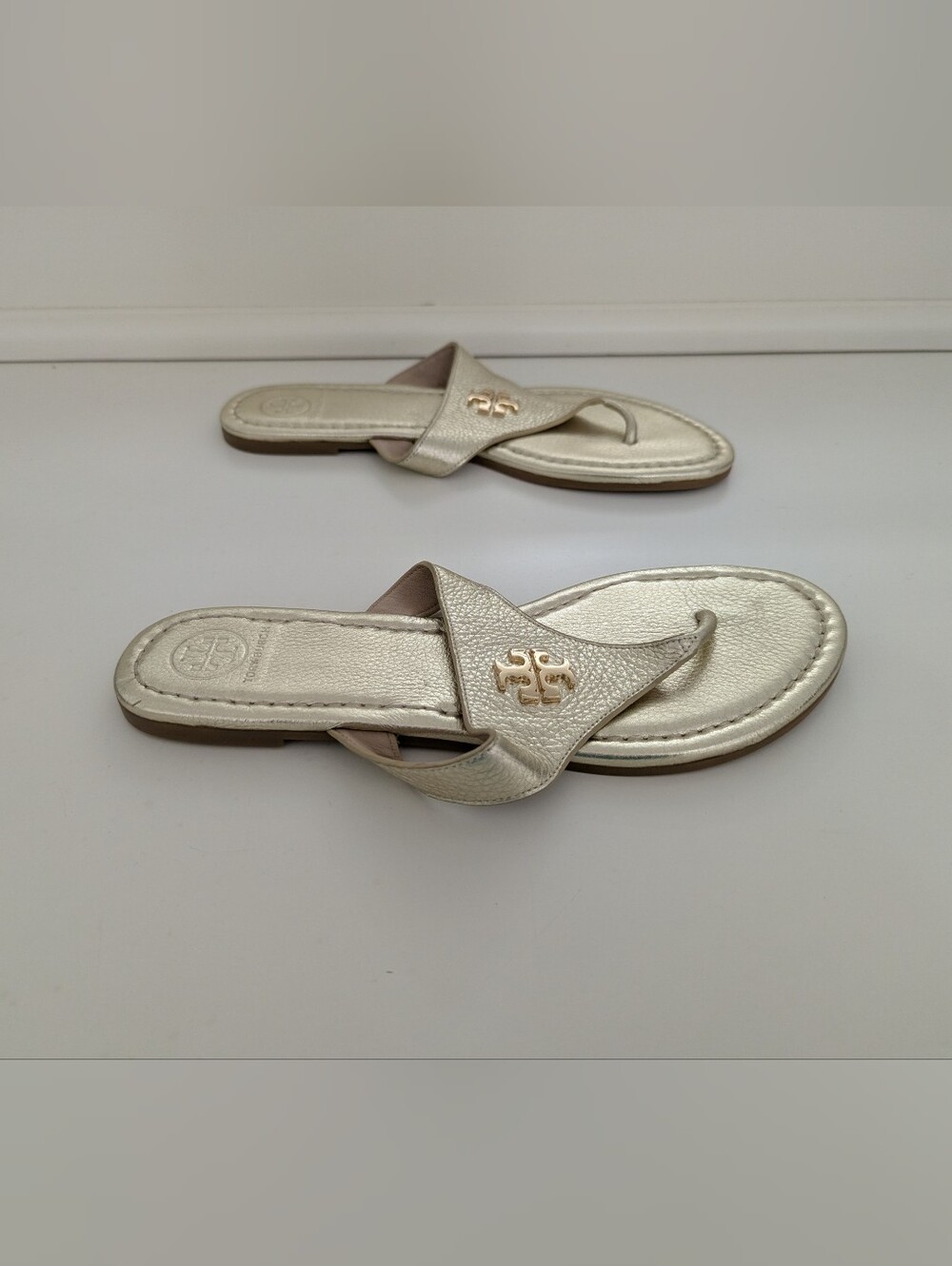 EUC! Tory Burch Jolie Flat Thong Sandal In Gold Size 8.5 - Picture 8 of 16